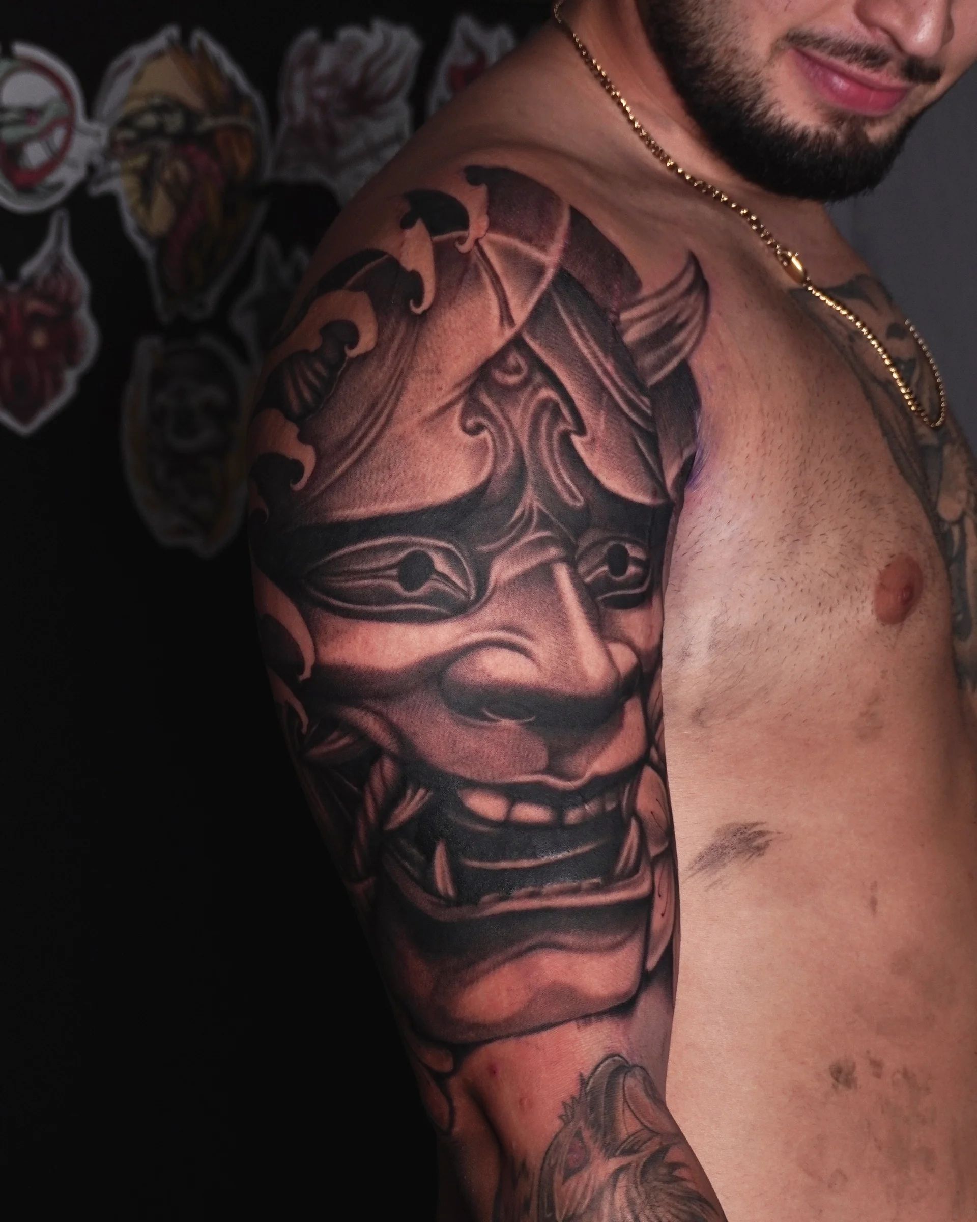 Máscara hannya en el hombro y el brazo