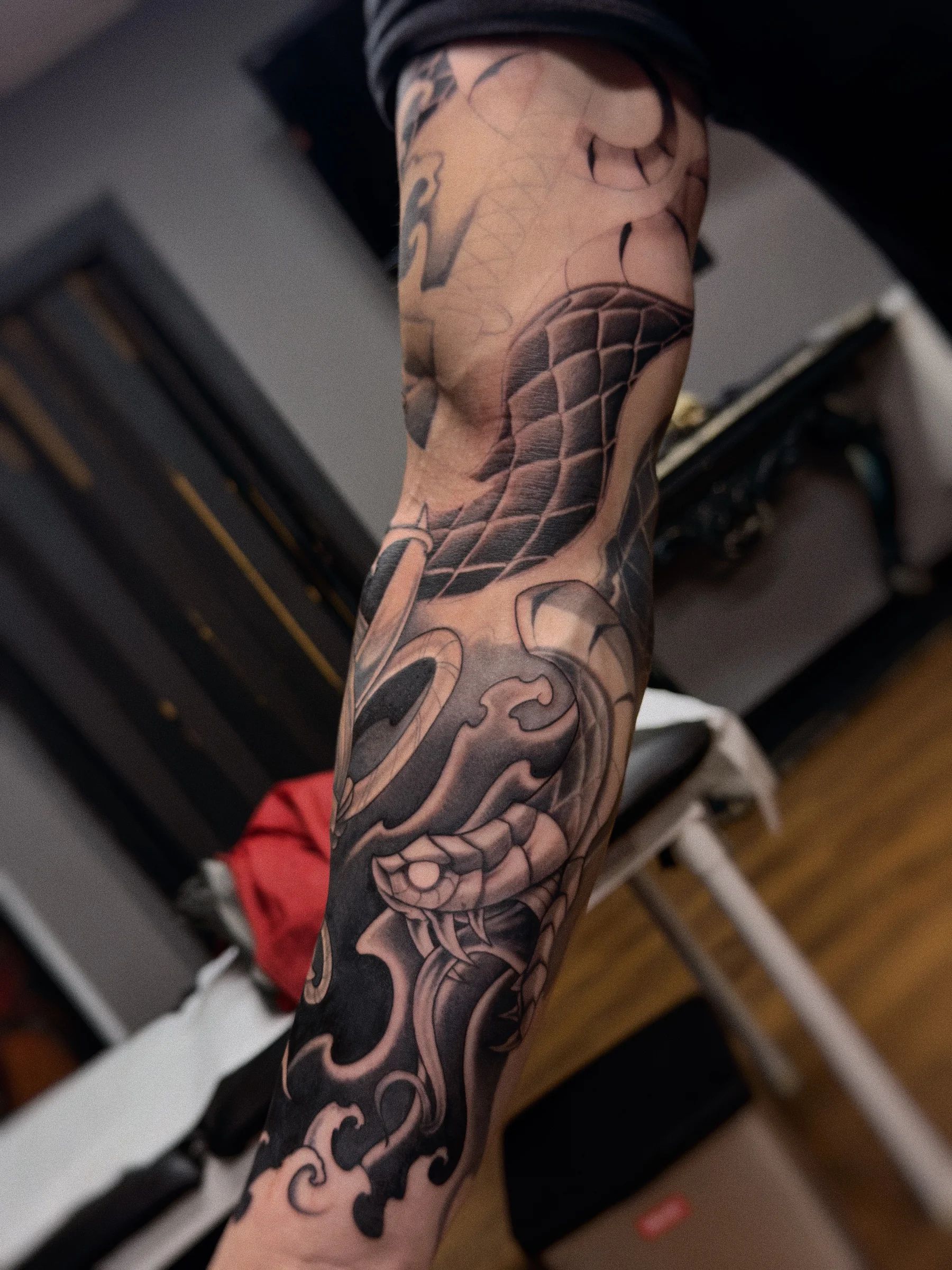 Serpiente entre olas en el brazo