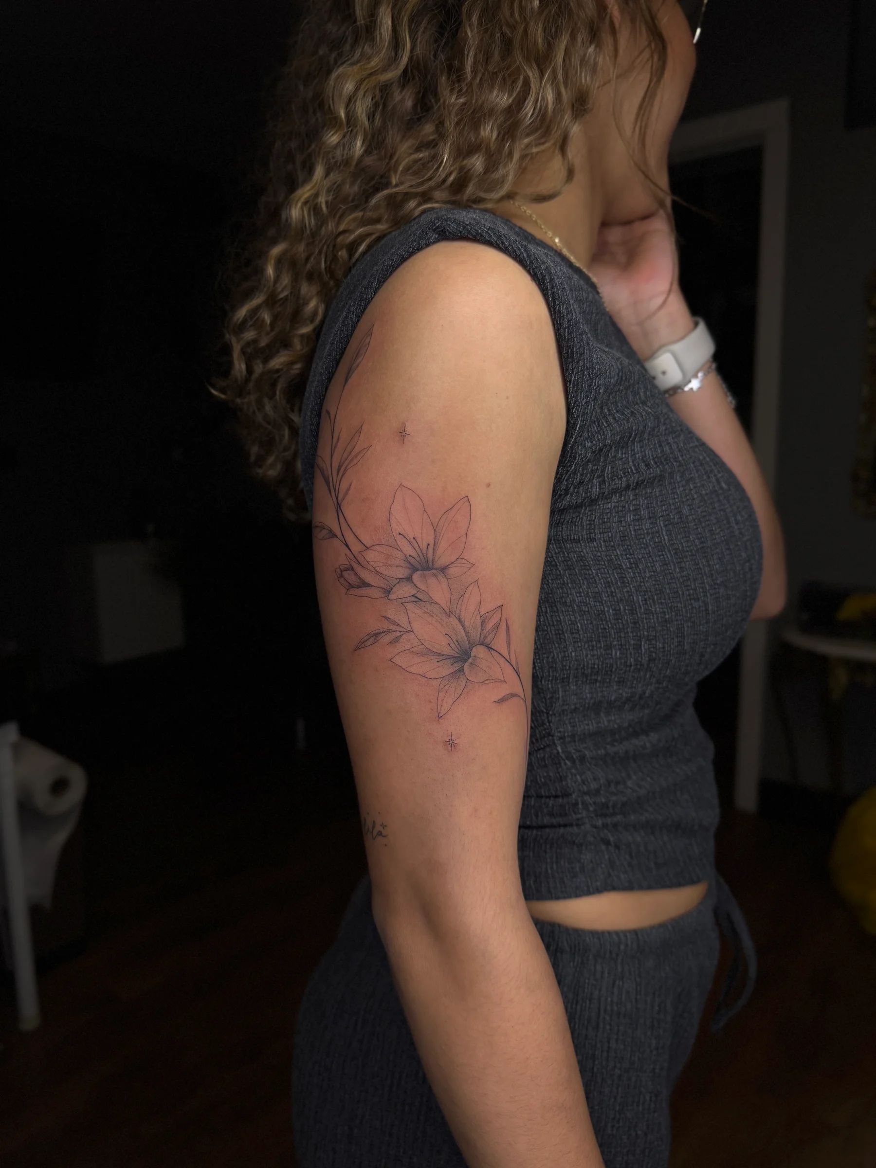 Flores de trazo fino en el brazo