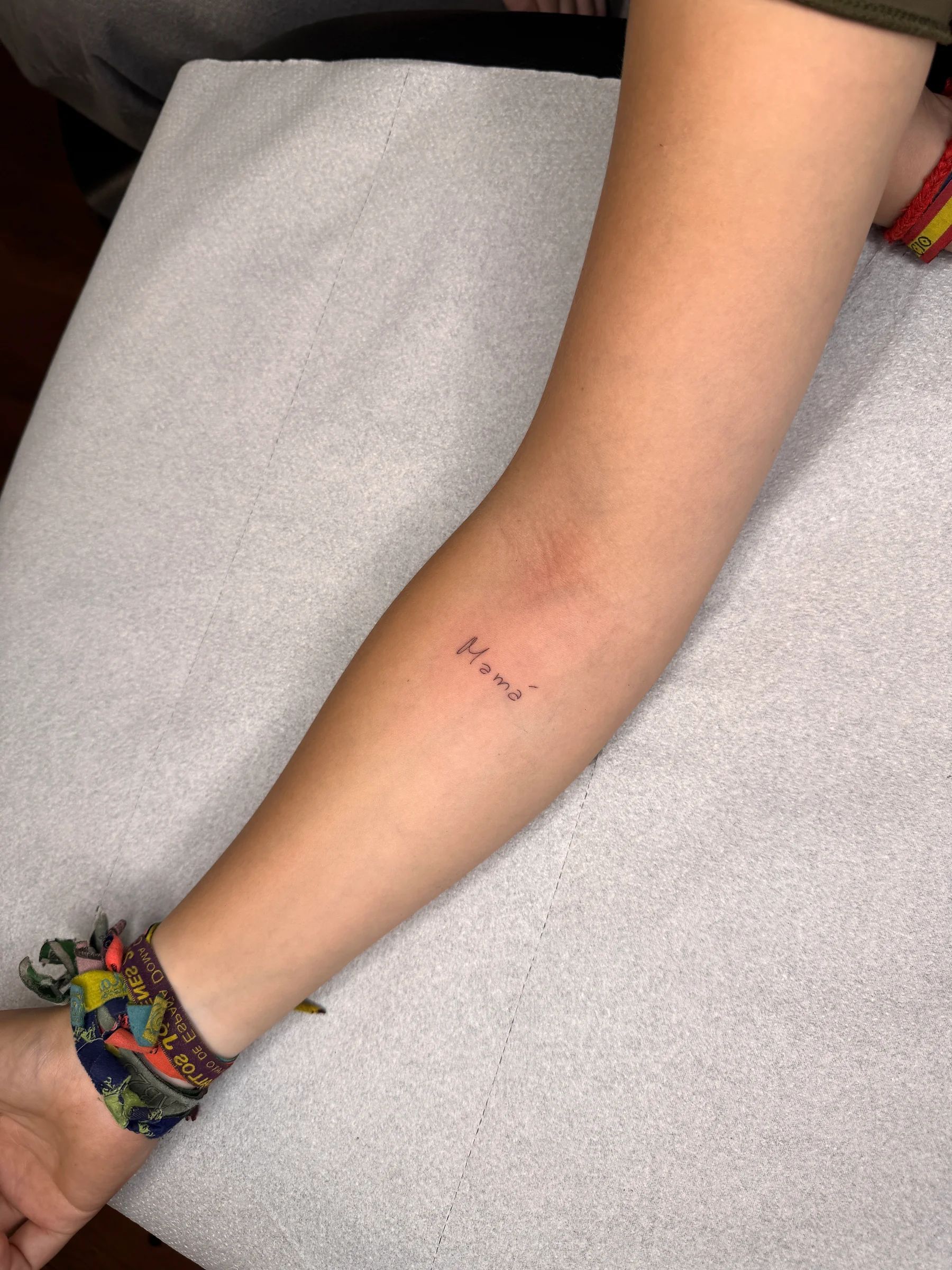 Una palabra pequeña en el antebrazo
