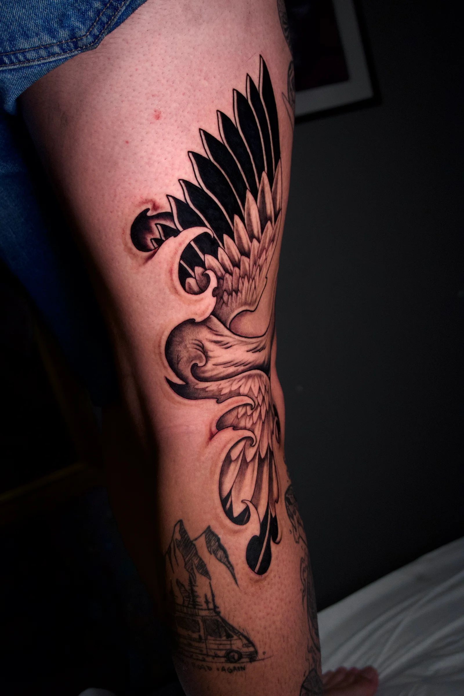 A wing among waves on the leg